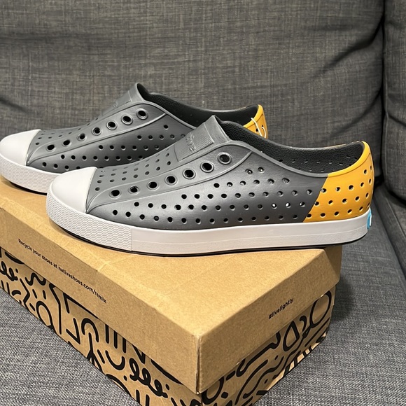 *New* Native Shoes - Picture 2 of 7